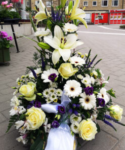 begravningsblommor vit blå