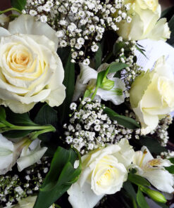 ljuvlig vit bukett rosor blommor Spånga