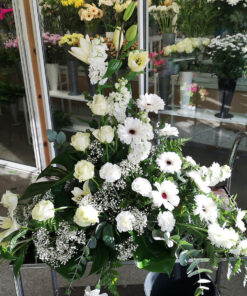 Hög dekoration med vita blommor